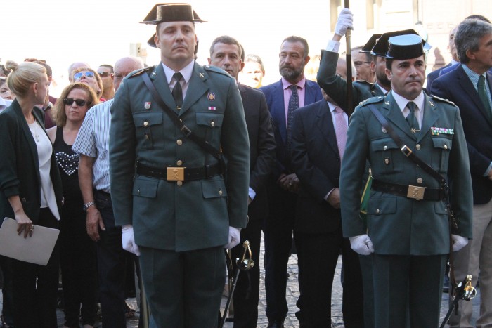 Rafael Martín sigue el desfile de los miembros de la Guardia Civil en la plaza del Ayuntamiento