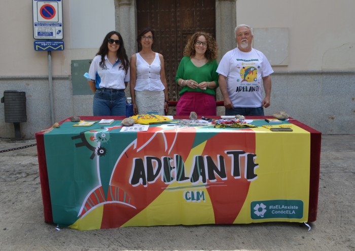 Imagen de Ana Gómez y Rocío Rodríguez en la mesa de la ELA