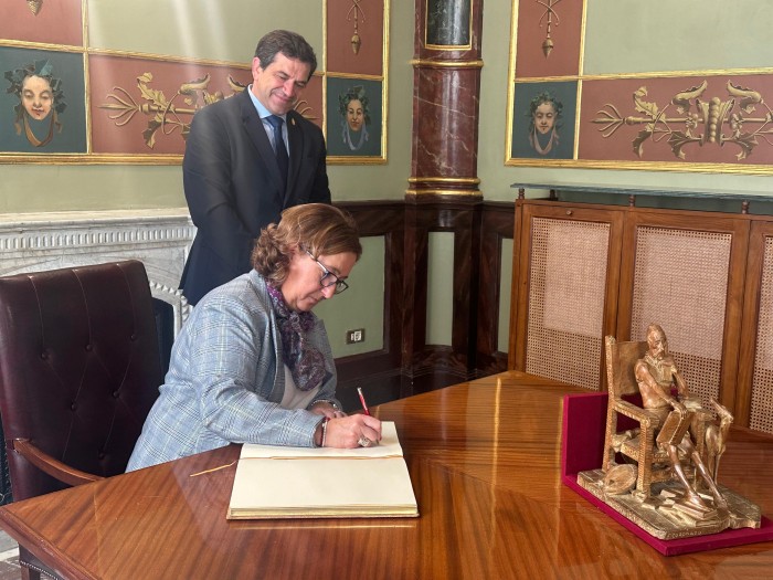 Imagen de Cedillo firma en el libro de honor de la Diputación de Ciudad Real
