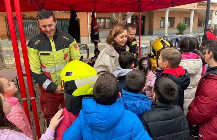 Imagen de Concepción Cedillo con los escolares en Numancia de la Sagra