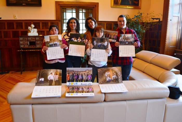 Presidenta de Down Toledo y la diputada Elvira Manzaneque con jóvenes de la Asociación