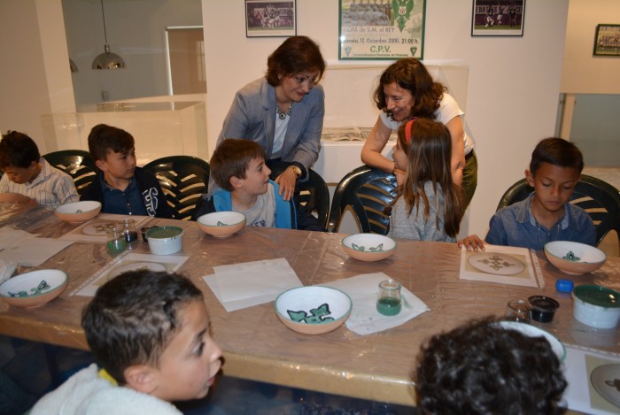 Imagen de La vicepresidenta en los talleres de cerámica medieval islámica