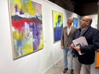 Tomás Arribas visita la exposición de Agustín Decórdoba