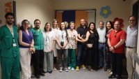 Daniel Arias visita la unidad de oncología del HUT