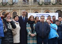 Álvaro Gutiérrez con las presidentas de MARSODETO y APANAS